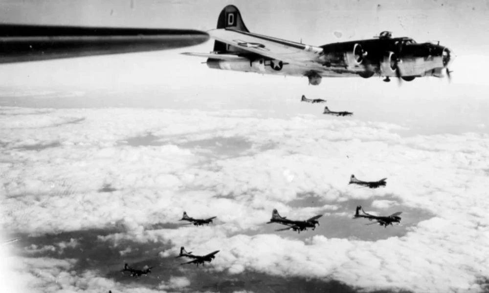 Masters of the Air: Η αληθινή ιστορία των πιλότων της «Ματωμένης 100ής» που βομβάρδισαν τη ναζιστική Γερμανία